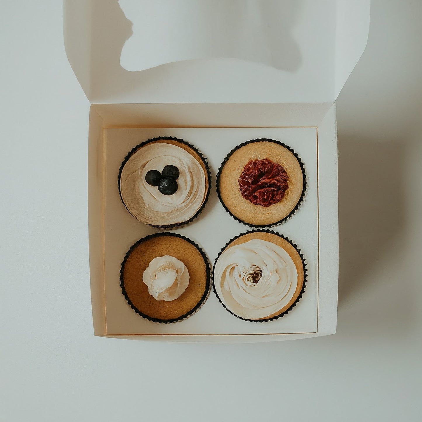 White Cupcake Box with window and insert for 4 cupcakes